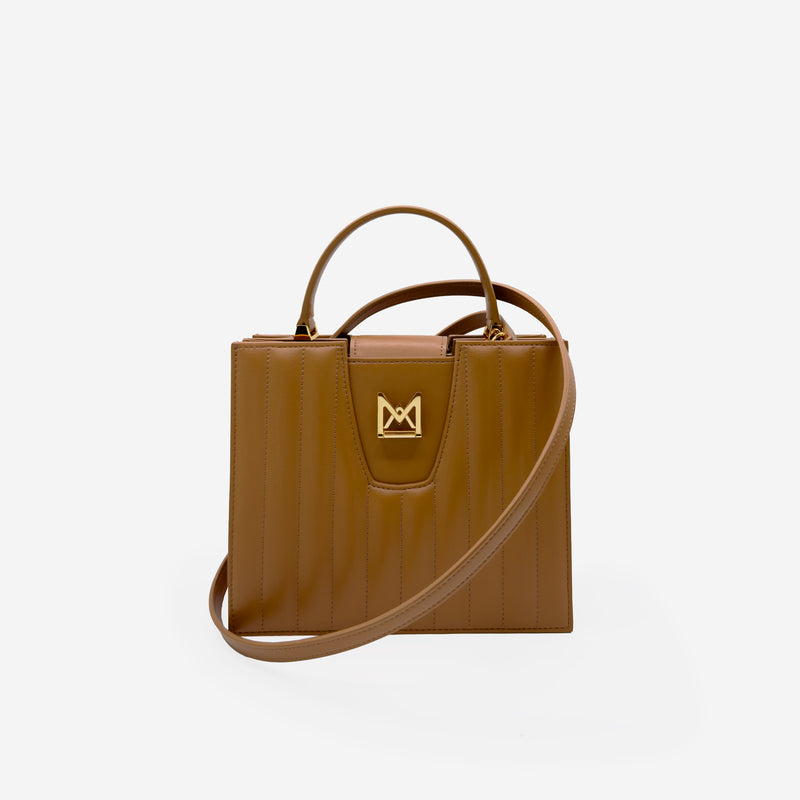 Sac M24/20 par MAES Paris - vue de face avec bandoulière [color:camel][finish:doré,gold]