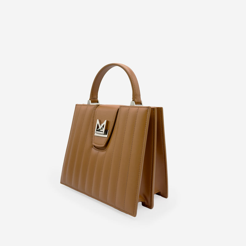 Sac M24/20 par MAES Paris - vue de profil [color:camel][finish:argenté,silver]