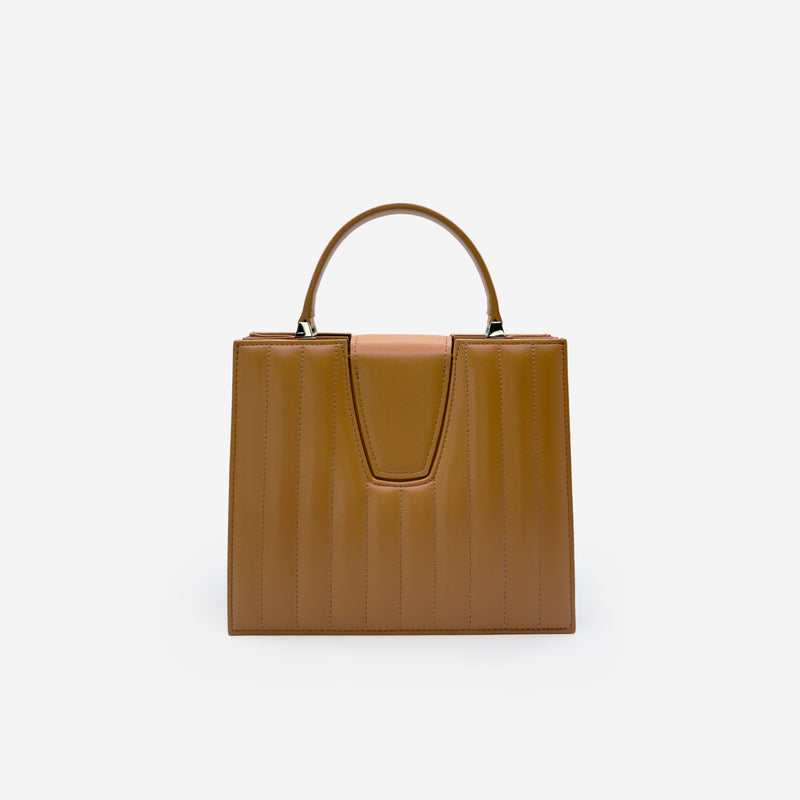 Sac M24/20 par MAES Paris - vue de dos [color:camel][finish:argenté,silver]