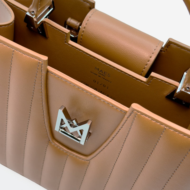Sac M24/20 par MAES Paris - vue de détail [color:camel][finish:argenté,silver]
