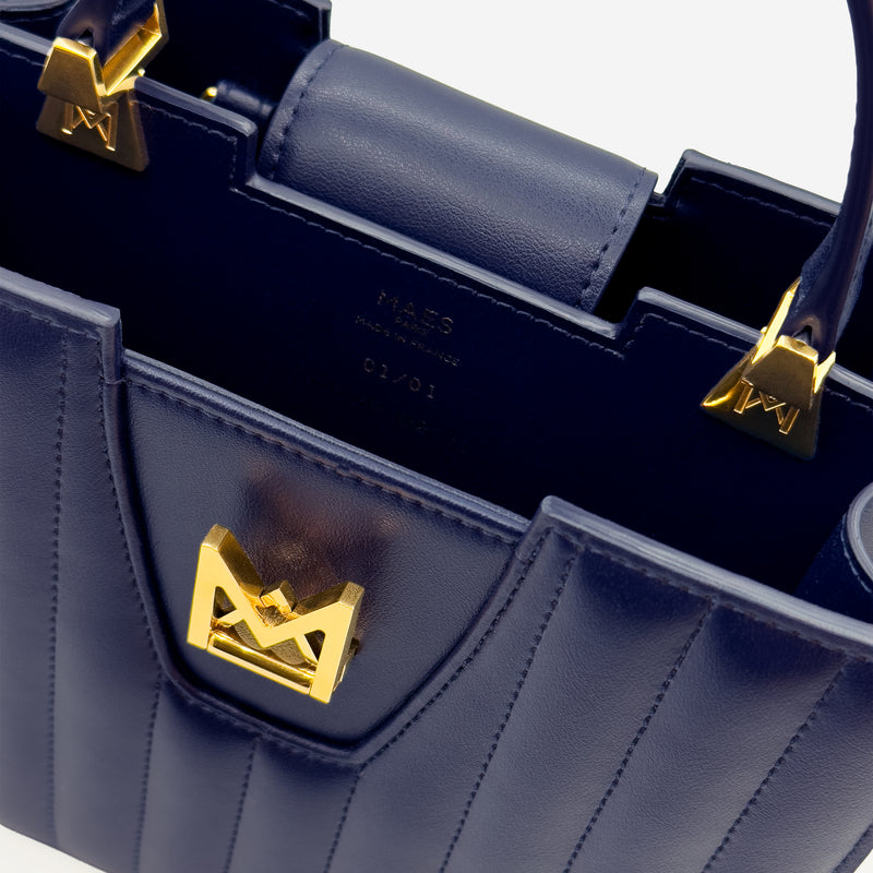Sac M24/20 par MAES Paris - vue de détail [color:bleu nuit,night blue][finish:doré,gold]