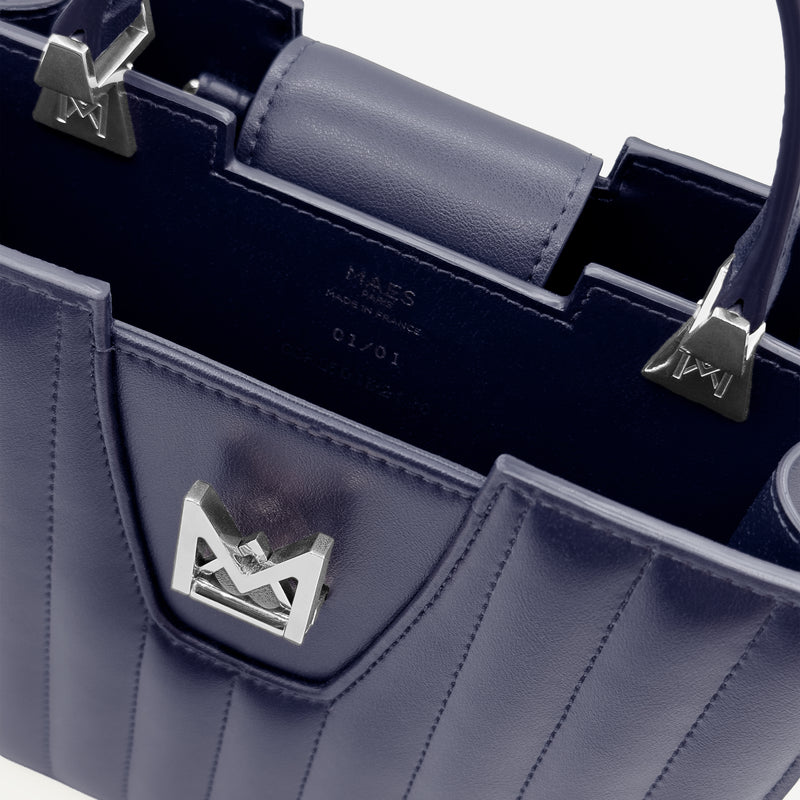Sac M24/20 par MAES Paris - vue de détail [color:bleu nuit,night blue][finish:argenté,silver]