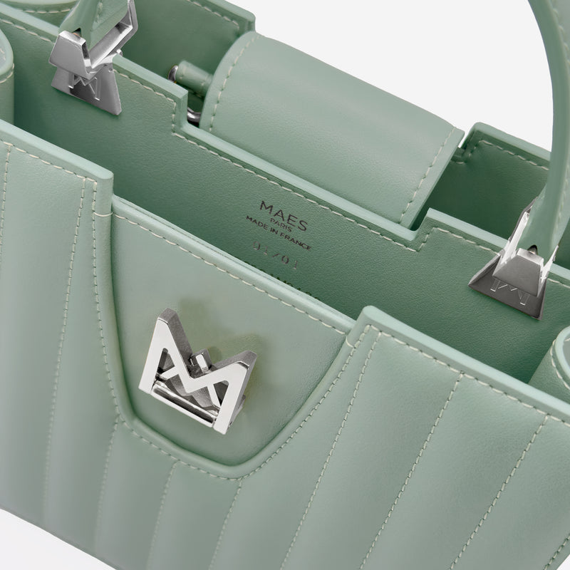 Sac M24/20 par MAES Paris - vue de détail [color:vert sauge, sage green][finish:argenté,silver]
