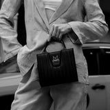 Sac M24/20 par MAES Paris, porté à la main dans la rue à New-York
