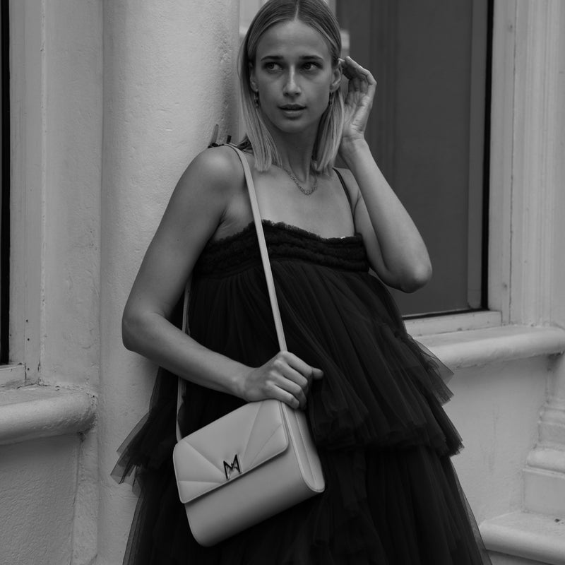 sac à main M1_01 en cuir de veau upcyclé couleur corail - lifestyle