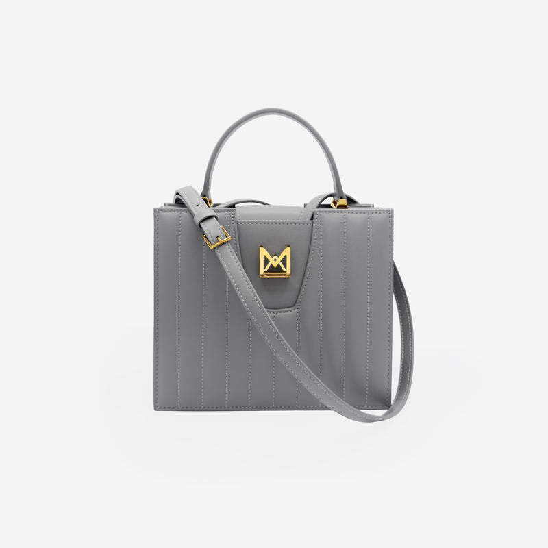 Sac M24/20 par MAES Paris - vue avec bandoulière [color:gris tempête,storm grey][finish:doré,gold]
