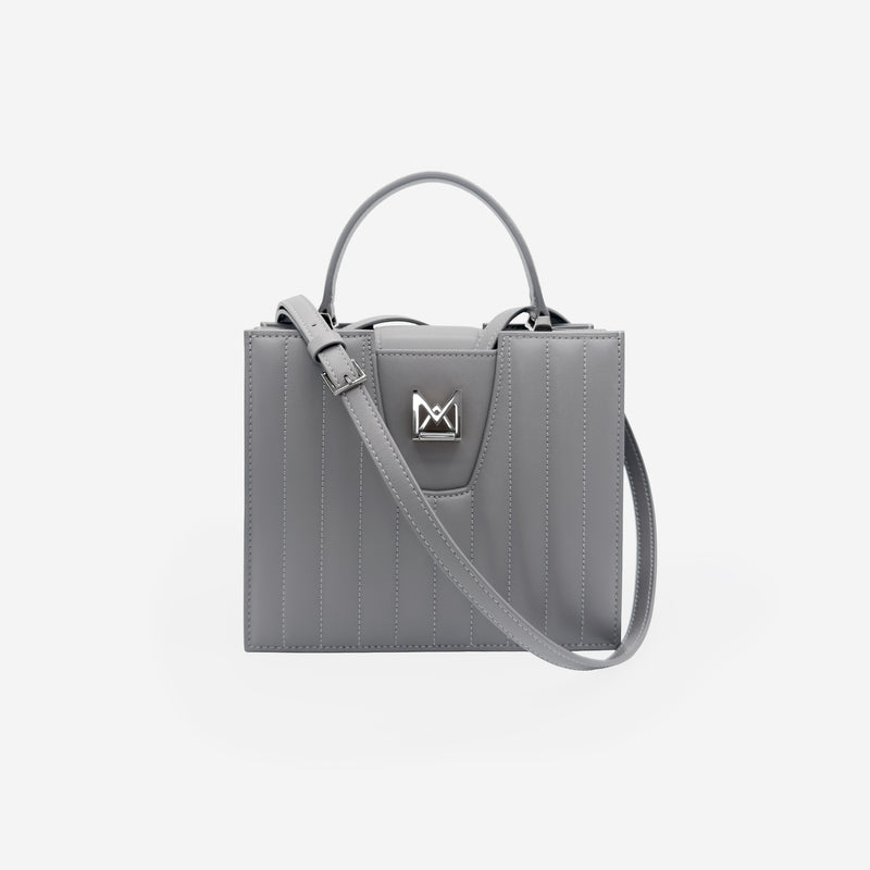 Sac M24/20 par MAES Paris - vue avec bandoulière [color:gris tempête,storm grey][finish:argenté,silver]
