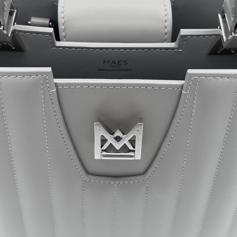 Sac M24/20 par MAES Paris - détails [color:gris tempête,storm grey][finish:argenté,silver]