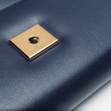 Pochette avec chaine M1_02 en M_MAT_cactus bleu nuit vue de dessus du fermoir - MAES Paris, Haute Maroquinerie innovante & responsable