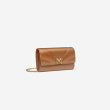 Pochette avec chaine M1_02 en M_MAT_cactus camel vue de profil - MAES Paris, Haute Maroquinerie innovante & responsable [color:camel]