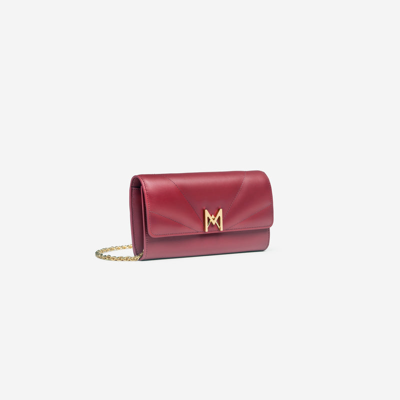 Pochette avec chaine M1_02 en M_MAT_mycelium carmin vue de profil - MAES Paris, Haute Maroquinerie innovante & responsable [color:rouge carmin,carmine red]