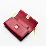 Pochette avec chaine Maison Maes M1_02 en M_MAT_mycelium carmin vue de dessus ouverte, Haute Maroquinerie vegan à faible impact fabriquée en France
