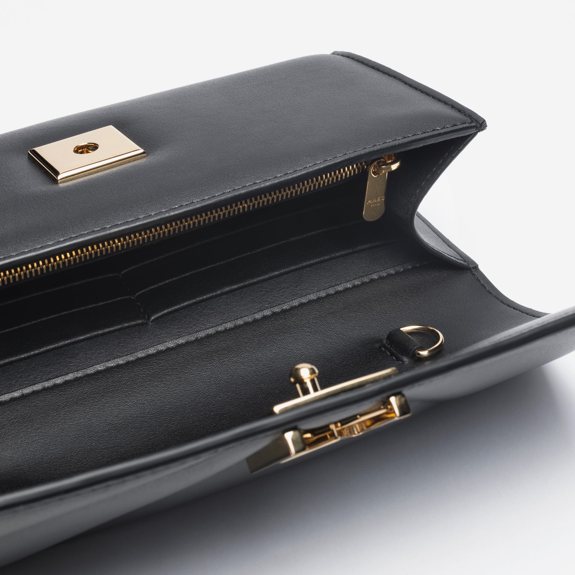 Pochette avec chaine M1_02 en M_MAT_cactus noir vue de dessus ouverte - MAES Paris, Haute Maroquinerie innovante & responsable [color:noir,black]