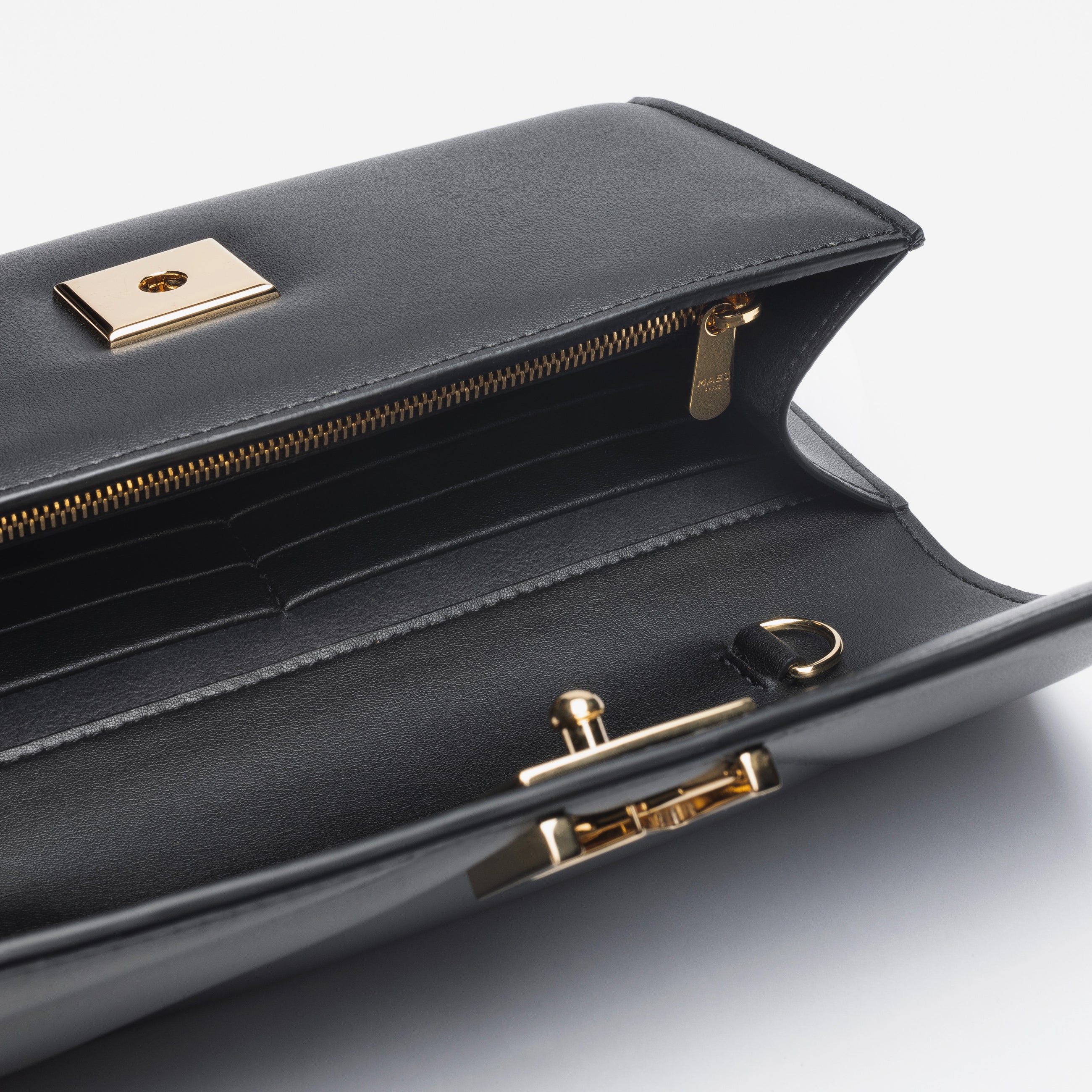 Pochette avec chaine M1_02 en M_MAT_cactus noir vue de dessus ouverte - MAES Paris, Haute Maroquinerie innovante & responsable [color:noir,black]