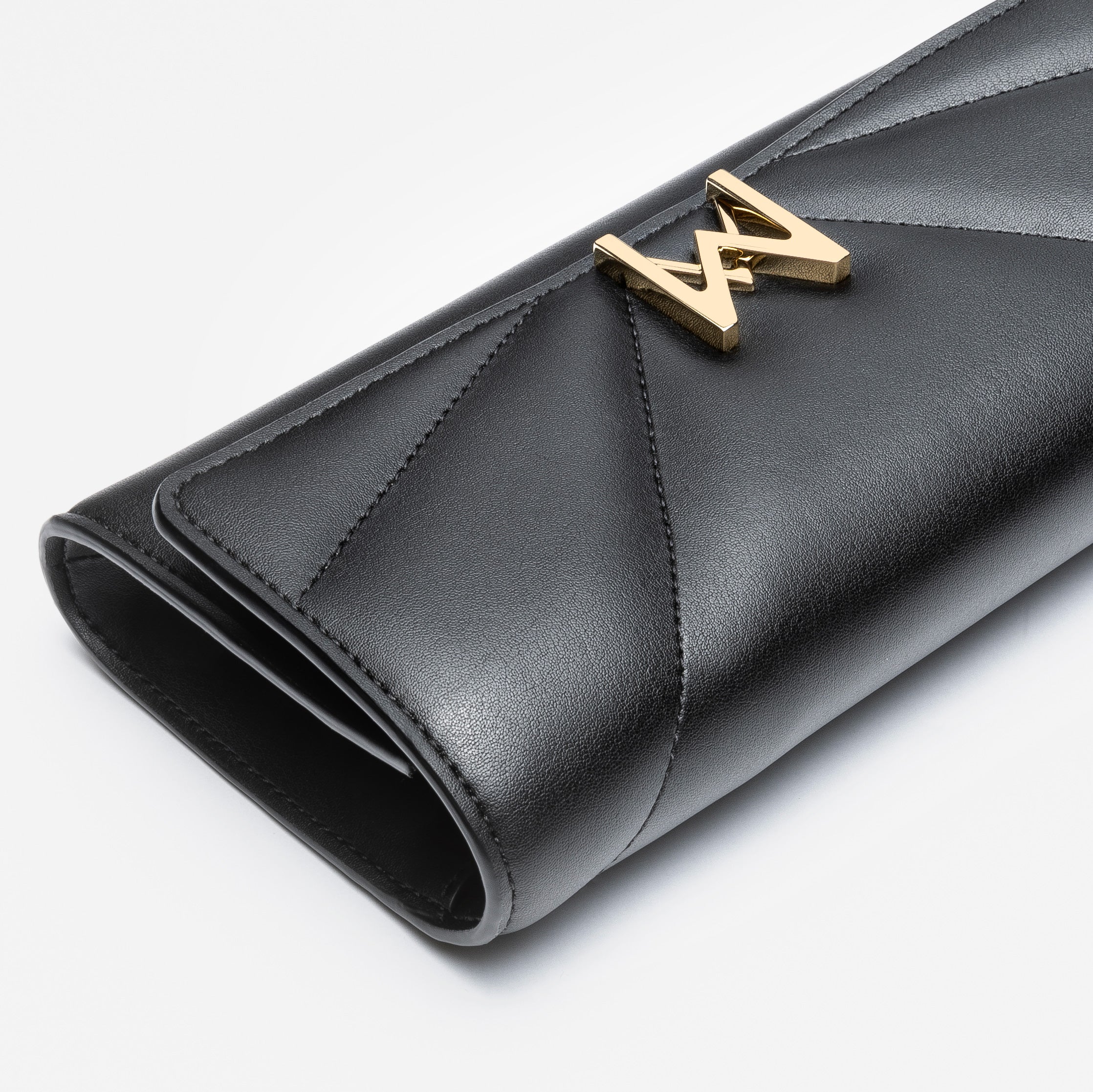 Pochette avec chaine M1_02 en M_MAT_cactus noir vue de dessus sans chaine - MAES Paris, Haute Maroquinerie innovante & responsable [color:noir,black]